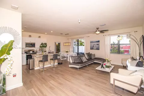 Living - 10038 W 32nd Ln, Hialeah, FL 33018 photo 1 of 5