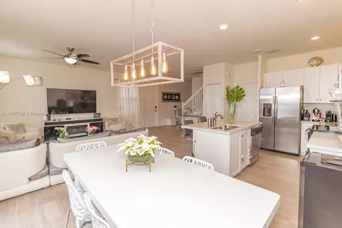 Kitchen - 10038 W 32nd Ln, Hialeah, FL 33018 photo 3 of 8