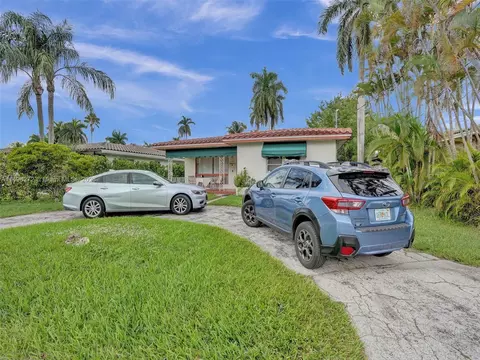 1131 N Northlake Dr, Hollywood, FL 33019