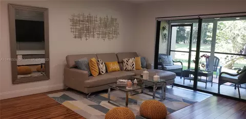 425 Lakeview Dr #105, Weston, FL 33326