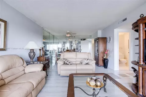 4001 Hillcrest Dr #709, Hollywood, FL 33021
