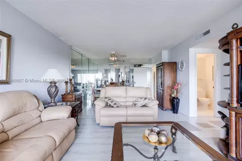 4001 Hillcrest Dr #709, Hollywood, FL 33021