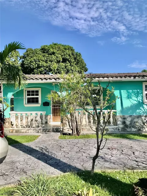 685 SE 4th Pl, Hialeah, FL 33010