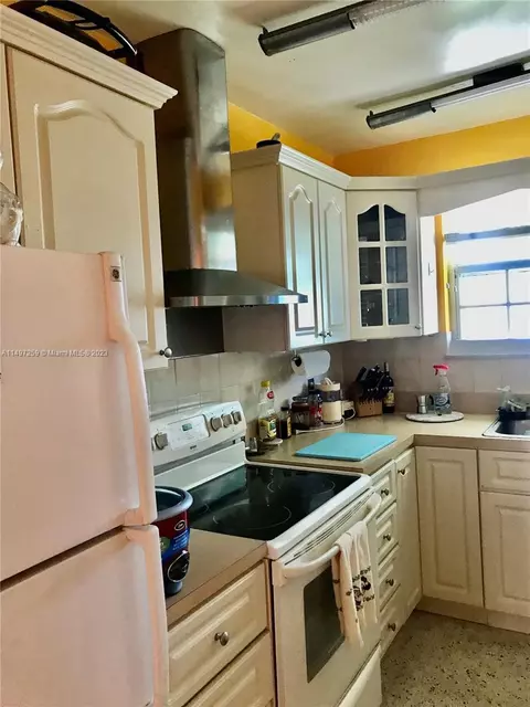 685 SE 4th Pl, Hialeah, FL 33010 photo 10
