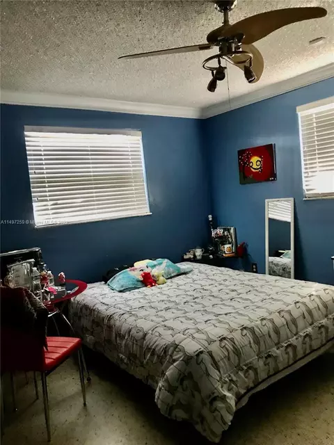 685 SE 4th Pl, Hialeah, FL 33010 photo 5