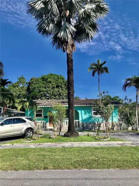 685 SE 4th Pl, Hialeah, FL 33010 photo 2