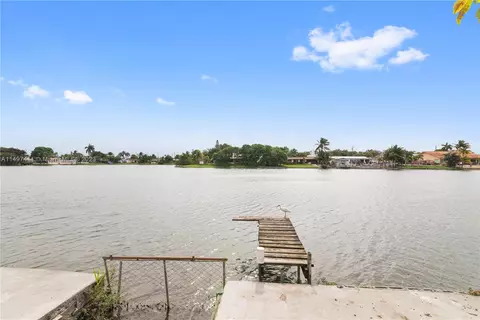 690 W 80th St, Hialeah, FL 33014
