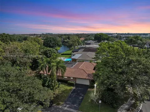 9949 Ramblewood Dr, Coral Springs, FL 33071