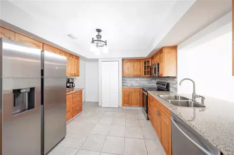 Kitchen - 1739 W 79th St, Hialeah, FL 33014 photo 1 of 6