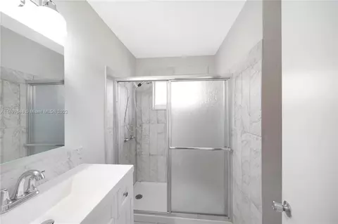 Bath - 1739 W 79th St, Hialeah, FL 33014 photo 4 of 5