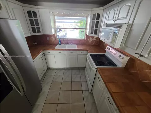 806 W 79th Pl #806, Hialeah, FL 33014 photo 9