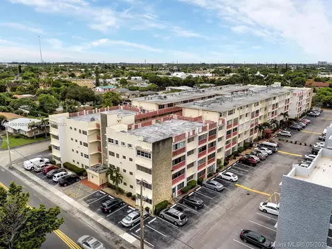 215 SE 3rd Ave #102B, Hallandale Beach, FL 33009