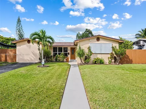 910 E Hawthorne Cir, Hollywood, FL 33021