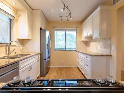 409 Lakeview Dr #204, Weston, FL 33326