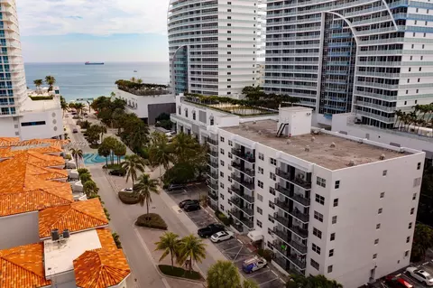 3000 Riomar St #102, Fort Lauderdale, FL 33304