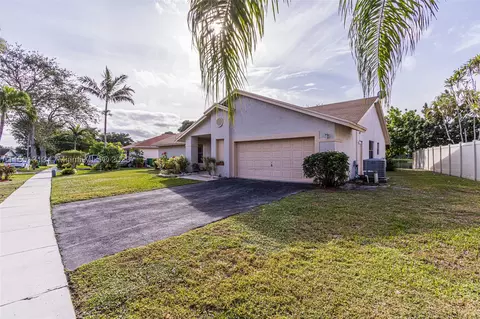 9760 Forest Dr, Miramar, FL 33025