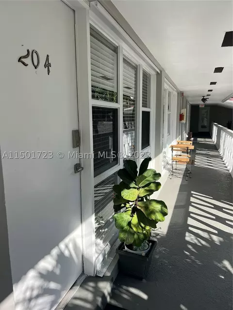 21 Edgewater Dr #204, Coral Gables, FL 33133