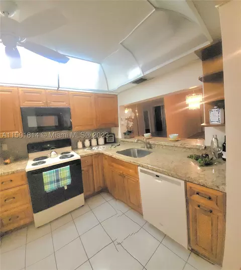 9510 Seagrape Dr #305, Davie, FL 33324