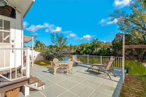 21 SW 10th Ter, Hallandale Beach, FL 33009