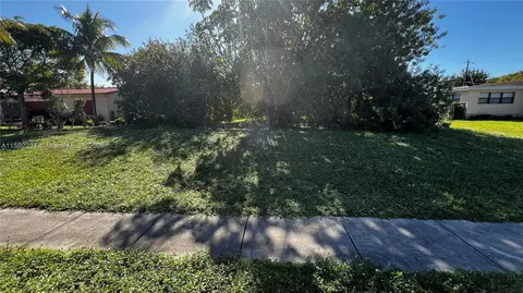 1650 NE 170th St, North Miami Beach, FL 33162