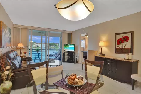8950 Sunrise Lakes Blvd #204, Sunrise, FL 33322
