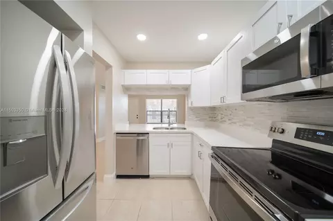 415 NW 100th Pl #203, Pembroke Pines, FL 33024