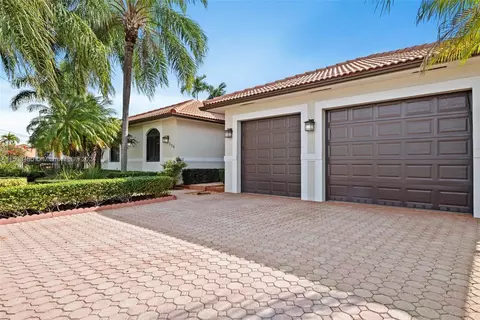 556 W 45th Pl, Hialeah, FL 33012 photo 3