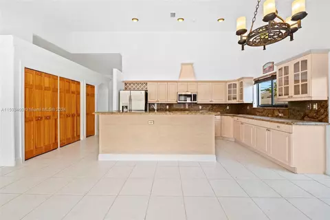 556 W 45th Pl, Hialeah, FL 33012 photo 10