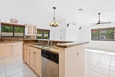 556 W 45th Pl, Hialeah, FL 33012 photo 12