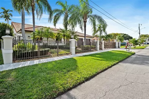 556 W 45th Pl, Hialeah, FL 33012 photo 2