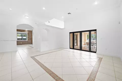 556 W 45th Pl, Hialeah, FL 33012 photo 5