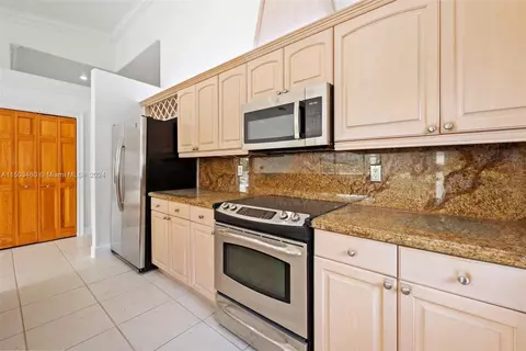 556 W 45th Pl, Hialeah, FL 33012 photo 11