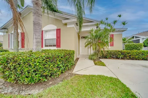 5853 Plum Harbor Cir, Tamarac, FL 33321