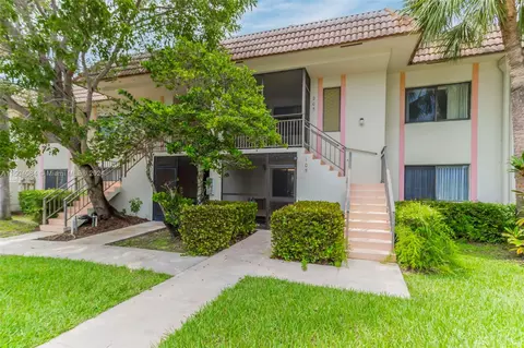 401 Lakeview Dr #105, Weston, FL 33326