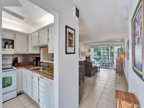 5003 NW 35th St #404, Lauderdale Lakes, FL 33319