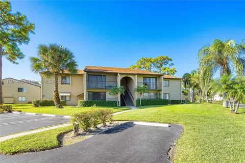 524 Shady Pine Way #D2, Greenacres, FL 33415