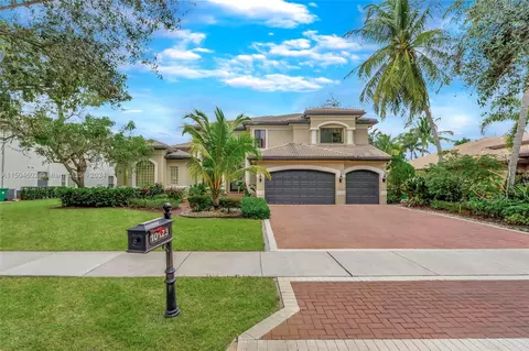10123 S Lake Vista Cir, Davie, FL 33328