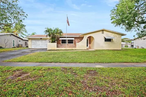 301 Lake Dr, Coconut Creek, FL 33066