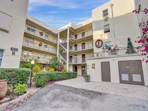 2871 Somerset Dr #216, Lauderdale Lakes, FL 33311