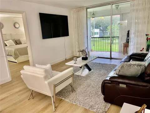 9420 S Hollybrook Lake Dr #202, Pembroke Pines, FL 33025