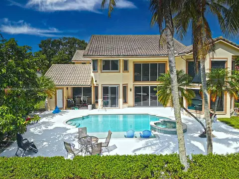 601 E Laurel Ln E, Pembroke Pines, FL 33027