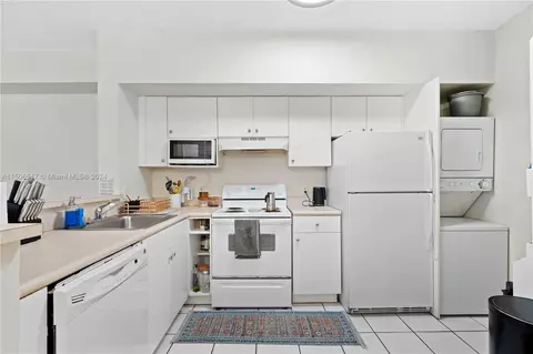 5077 NW 7th St #810, Miami, FL 33126