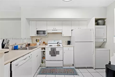 5077 NW 7th St #810, Miami, FL 33126