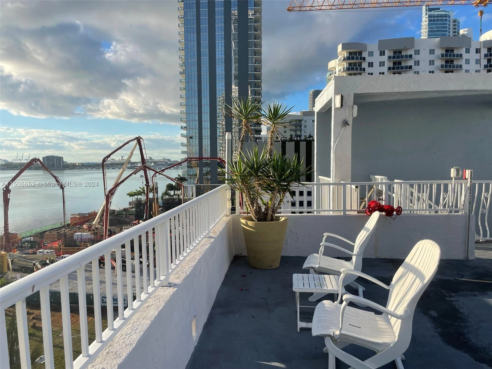 677 NE 24th St Unit 607  