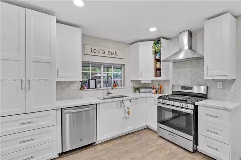 8590 NW 10th St, Pembroke Pines, FL 33024
