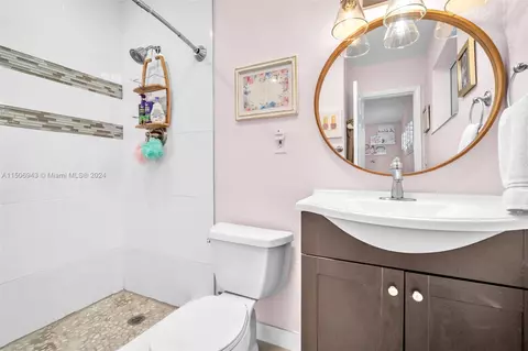 Bath - 18100 NW 83rd Ave, Hialeah, FL 33015 photo 2 of 3