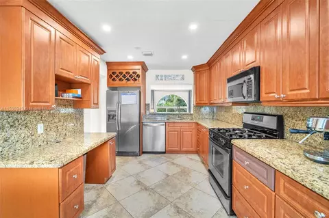Kitchen - 18100 NW 83rd Ave, Hialeah, FL 33015 photo 3 of 3