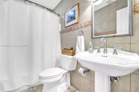 Bath - 18100 NW 83rd Ave, Hialeah, FL 33015 photo 3 of 3