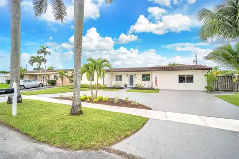 Exterior - 18100 NW 83rd Ave, Hialeah, FL 33015 photo 6 of 7
