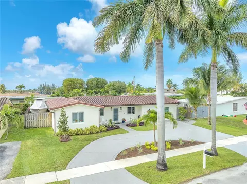 Exterior - 18100 NW 83rd Ave, Hialeah, FL 33015 photo 2 of 7